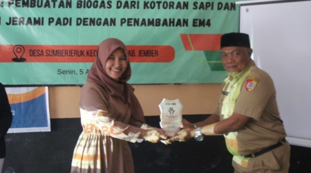 Ir. Ditta Kharisma Yolanda Putri, S.T., M.T. Menyerahkan Cindera Mata kepada Kepala Desa Sumber Jeruk