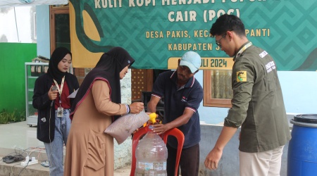 Demonstrasi membuat POC dari limbah kulit kopi